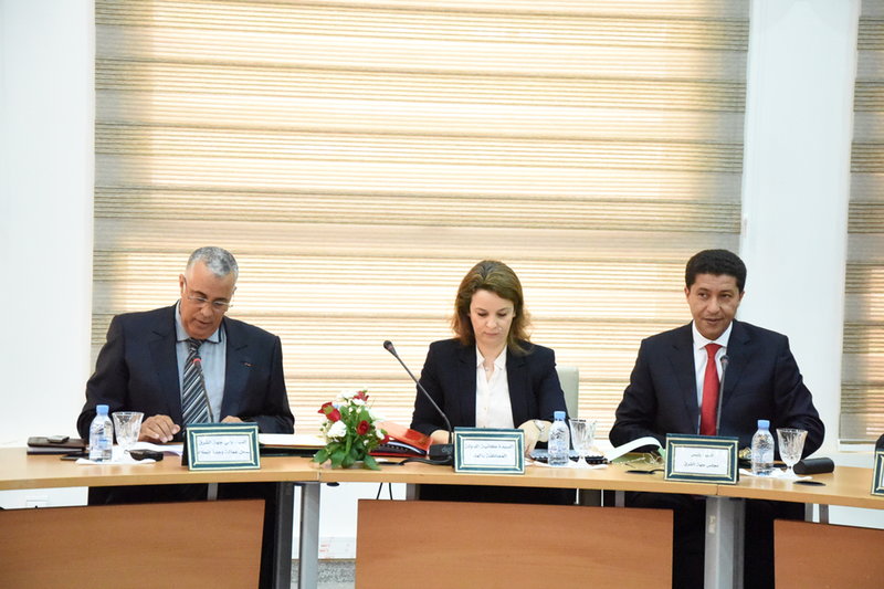 النقص في هذه المادة الحيوية والضرورية بالجهة الشرقية تجعل عبد النبي بعوي رئيس الجهة ـ يضرب على الطابلة VIDEO