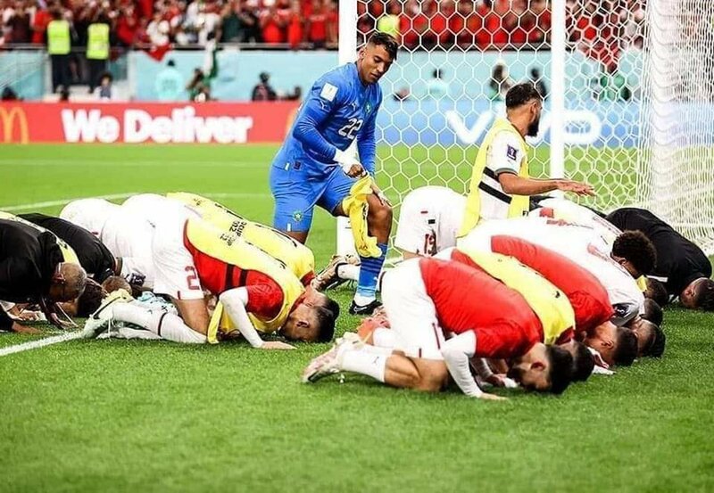 Les joueurs de l’équipe nationale manifestent leur joie selon le rite de l’Islam 