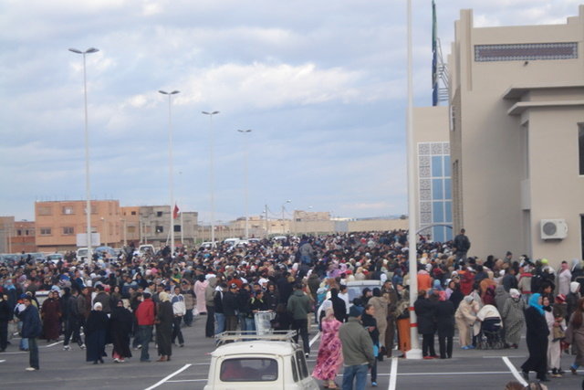 المشتاقون للتسوق وتهافت المستهلكين