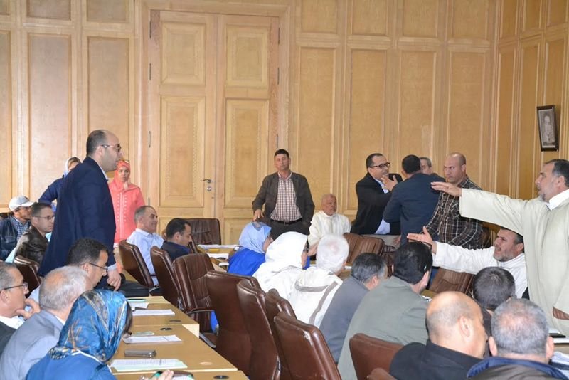 بعد ساعتين من الجدال والمشادة الكلامية.. مجلس جماعة وجدة يؤجل 5 نقط إلى دورة مايو