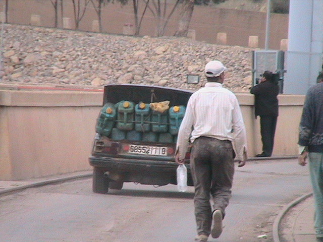 مقاتلات تجوب طرقات وشوارع مدينة وجدة تزرع الرعب وسط المواطنين