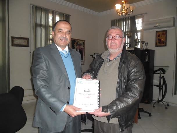 محمد بنفور عضو فريق وقاية الشباب من الامراض المنقولة جنسيا يسلم تقريرا للسيد النائب الاقليمي بوجدة