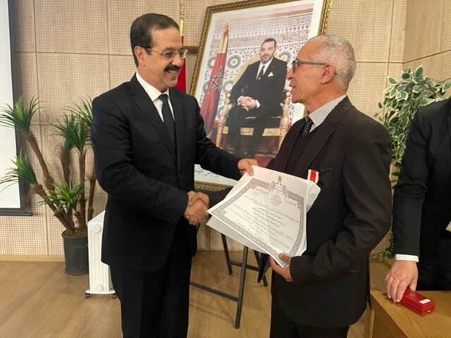 Le Gouverneur d’Ifrane Préside la cérémonie Remise de Wissams Royaux à des fonctionnaires à l’occasion de la Fête de la Marche Verte