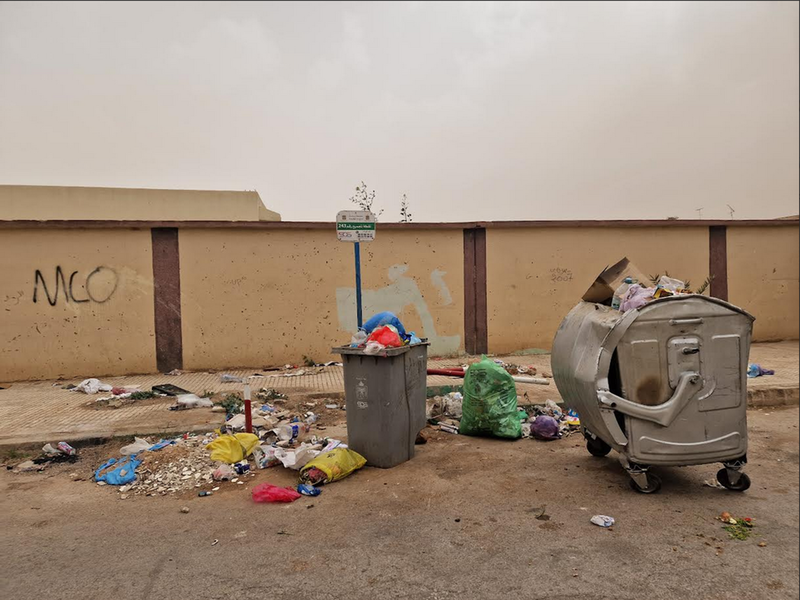 عَيْبٌ وعارٌ: حاويات الأزبال تستقبل تلاميذ مدرسة طه حسين الابتدائية بوجدة