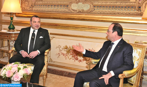 SM le Roi s’entretient à Tanger avec le président français