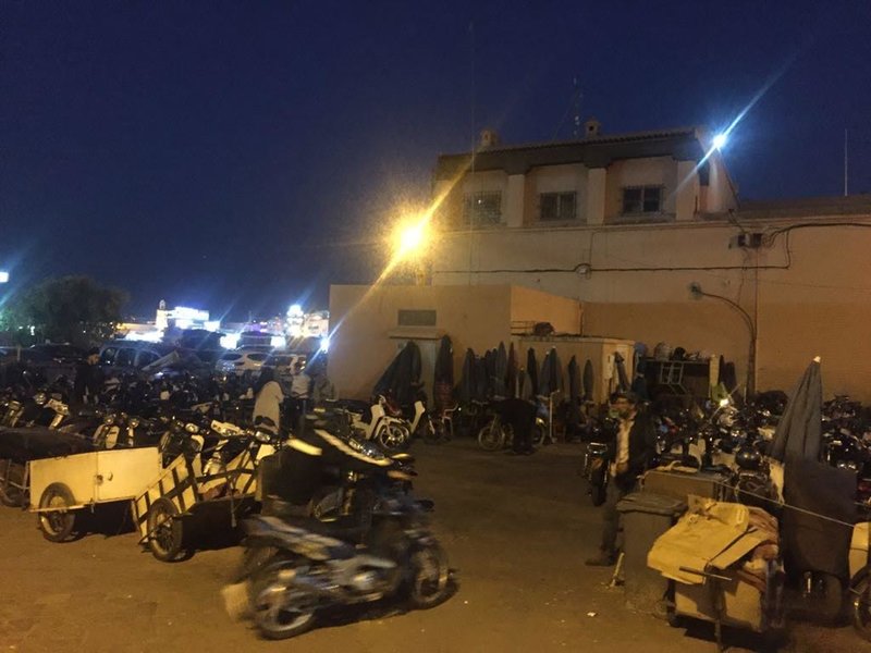 صورا صادمة للفوضى التي صارت تتخبط فيها ساحة جامع الفنا بمراكش المصنفة كثرات انساني من طرف اليونيسكو‎
