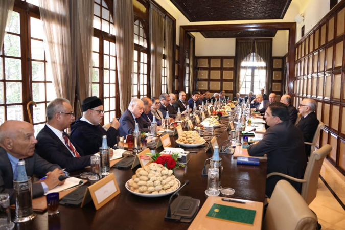 مستشارو الملك في اجتماع تشاوري مع رؤساء الأحزاب