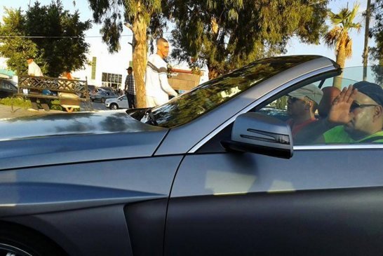 جلالة الملك محمد السادس يتجول في سيارة مكشوفة بمدينة العيون …وبدون حراس VIDEO