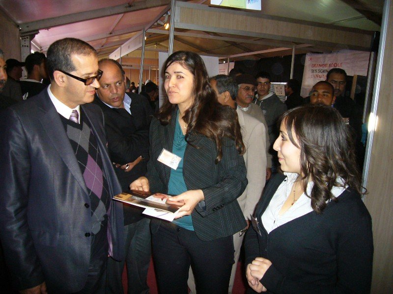 إقبال تلاميذي على قافلة أيام التوجيه المدرسي والجامعي والمقاولاتي بنيابة وجدة أنجاد