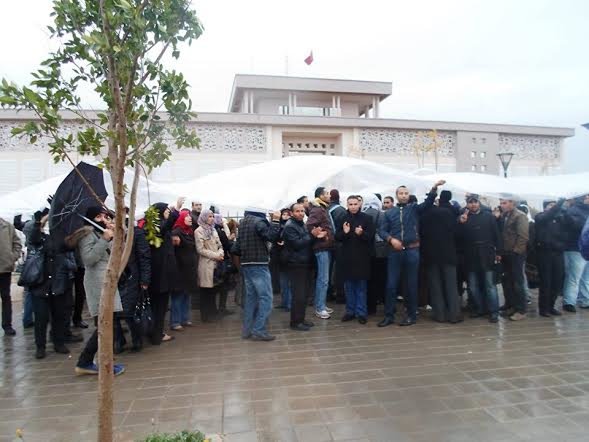 احتقان كبير بمقر ولاية الجهة الشرقية وحناجر غاضبة تدوي بالإستشهاد VIDEO