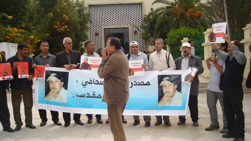 وقفة احتجاجية تضامنية مع الزميل الصحفي رشيد نيني امام المحكمة الابتدائية باكادير