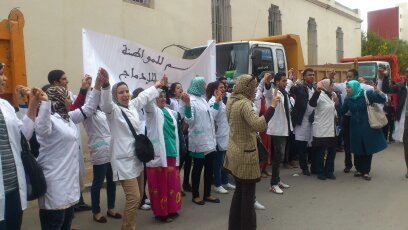 وقفة احتجاجية تنظم من طرف خريجي معاهد التكوين الشبه الطبي الخاصة، المعتمدة من طرف الدولة، أمام مقر المديرية الجهوية لوزارة الصحة
