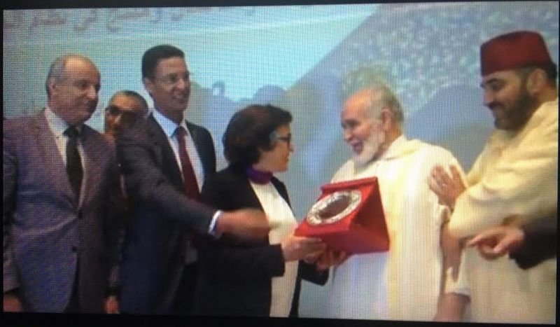 VIDEO تكريم الحاج مختار القادري بودشيش خلال اللقاء الوطني لجامعة غرف الصناعة التقليدية بوجدة