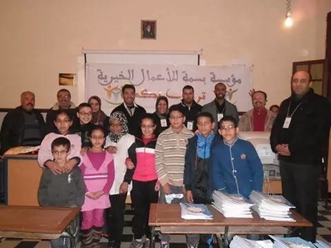 حملة ثانية لتوزيع مجموعة من النظارات الطبية على بعضالتلاميذ ضعاف البصر لمدرسة أم البنين