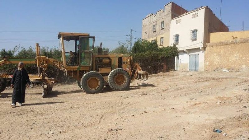 مؤسسة بسمة للأعمال الخيرية تساعد مجموعة من الاحياء لازالة الاتربة