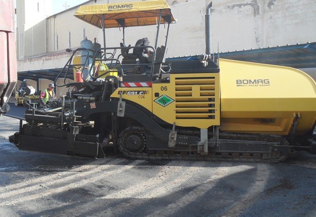 تعبيد ساحة مرأب نيابة وجدة أنكاد