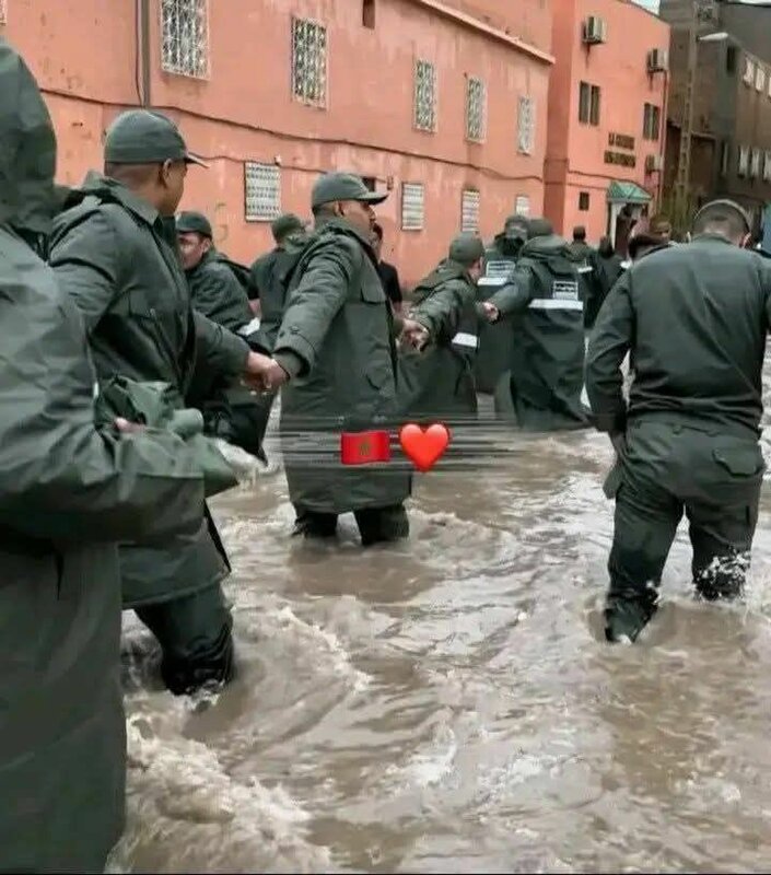 حين ينقلب المطر إلى سيول جارفة ، حين تصير الطرقات أنهارا : لا يظهر في المشهد سوى رجال أشداء كانوا دوما في الظل