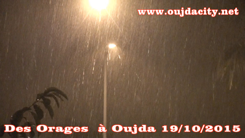 VIDEO عاصفة رعدية قوية مصحوبة بالبرد تضرب مدينة وجدة والنواحي