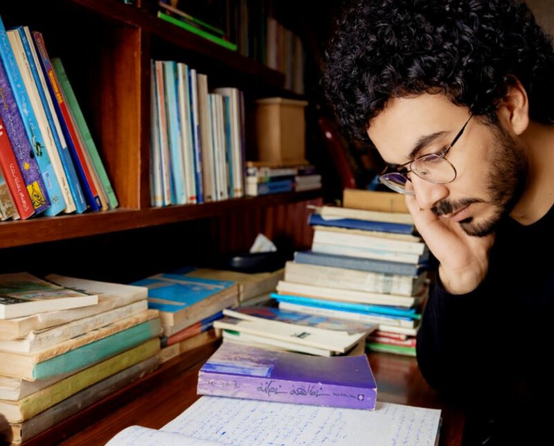 العلاقة الجدلية بين الكاتب والواقع الذي يعيش فيه