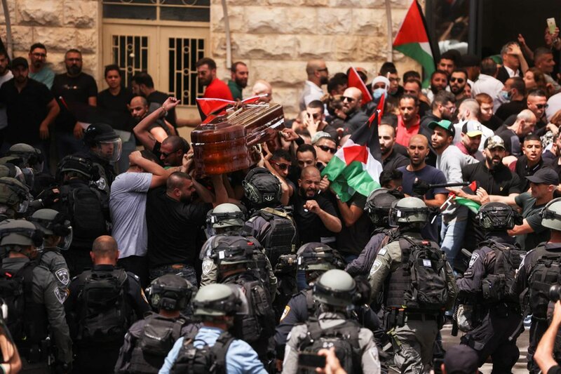 اعتداء جنود الكيان الصهيوني على جنازة الصحافية الفلسطينية شرين بعد قتلها