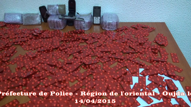 VIDEO المصالح الأمنية بوجدة تقوم بحجز 2800 قرصا من القرقوبي