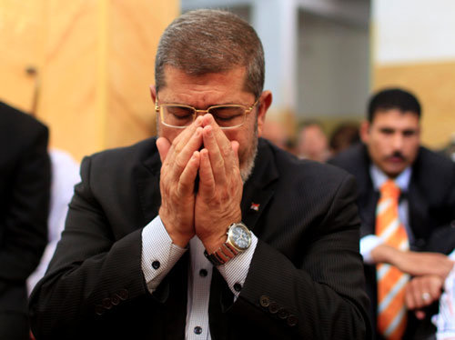 الغليان المصري بخصوص قرارات الرئيس محمد مرسي بمختلف الصحف