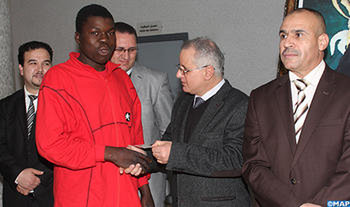 تسليم بطائق التسجيل للمستفيدين الأوائل من عملية تسوية وضعية الأجانب غير القانونيين بعمالة وجدة أنكاد