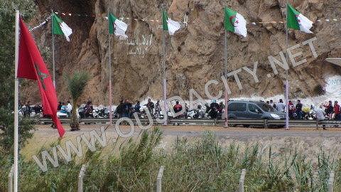 VIDEO السعيدية : وقفة رمزية لدراجين مغاربة للمطالبة بفتح الحدود بين المغرب والجزائر