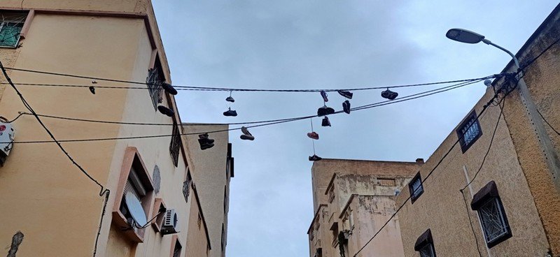 وجدة: ظاهرة لعب الأطفال بالأحذية برميها على الأسلاك الكهربائية قد تشكل خطرا