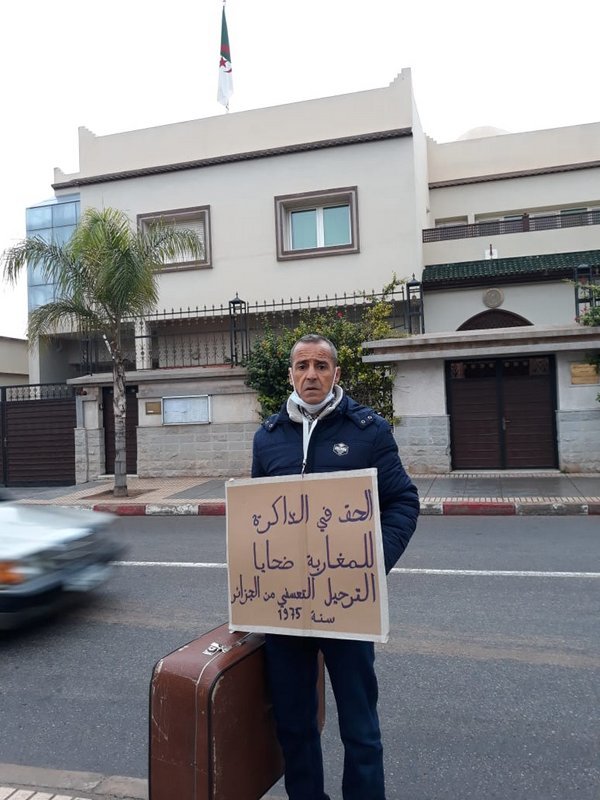 « جمال العثماني » أحد ضحايا الطرد التعسفي من الجزائر يخوض وقفة احتجاجية أمام قنصلية الجزائر بوجدة