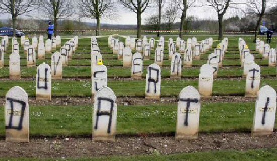 تدنيس قبور محاربين مسلمين يوم عيد الأضحى بشمال فرنسا