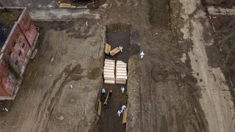 قاسم مشترك بين الآلاف من وفيات جائحة « كورونا » في نيويورك ودفن الضحايا المجهولين في مقابر جماعية