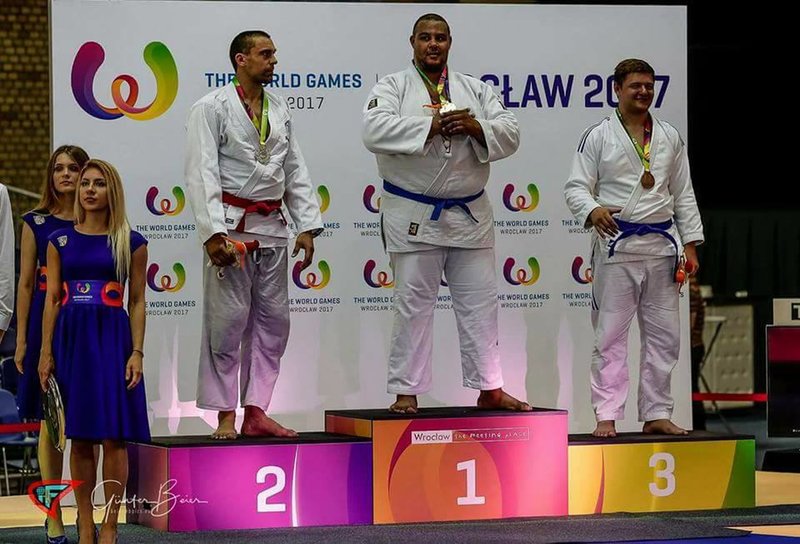 البطل الوجدي ،المغربي ، والعالمي سيف الدين حومين يرفع راية المغرب عاليا ويفوز بالميدالية الذهبية