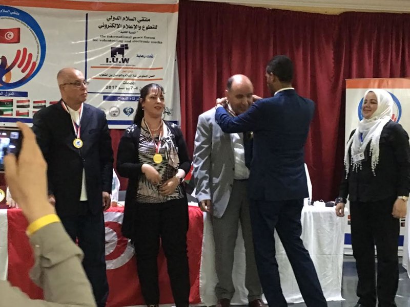 الأستاذ مصطفى قشنني الكاتب الجهوي للنقاتبة الوطنية للصحافة المغربية يتوج في تونس بميدالية ذهبية فخرية