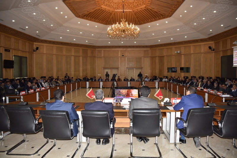 عبدالنبي بعوي رئيس جهة الشرق يبدي الصرامة مع المقاولات ومكاتب الدراسات خلال مناقشة سير المشاريع VIDEO