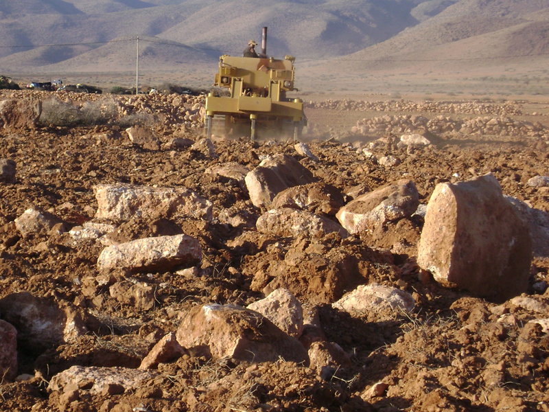 انطلاق أشغال حفر و جمع الأحجار من الأراضي الفلاحية في الجماعة القروية لبصارة