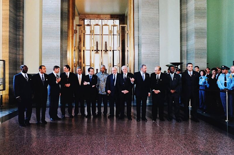 عندما قام مانديلا من مقعده وجر كاسترو للسلام على محمد السادس وهو ولي العهد اعجابا وتقديرا .. لأولئك الذين ينسون ويزايدون على بلادهم ب..مانديلا