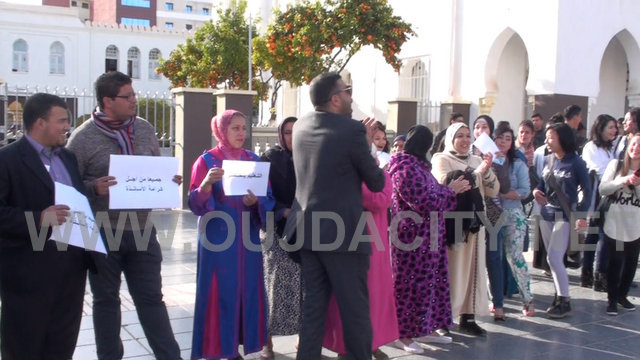 VIDEO مسلسل العنف ضد رجال التعليم متواصل : تلميذة تعتدي بالضرب على استاذة بثانوية عمربن عبد العزيز بوجدة