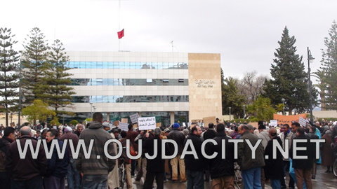 المسيرة السلمية بوجدة تطالب باقالة الحكومة ـ فيديو رقم 1