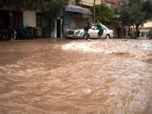 انفجار أنبوب الماء بحي ليزيرس يُغرق السويقة ويعطل حركة المرور