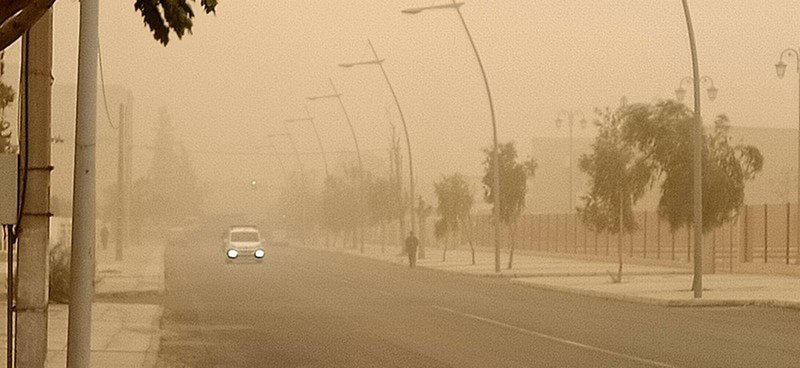 عواصف رملية تُحوّل نهار وجدة إلى ليل وتثير الحساسية لدى المرضى