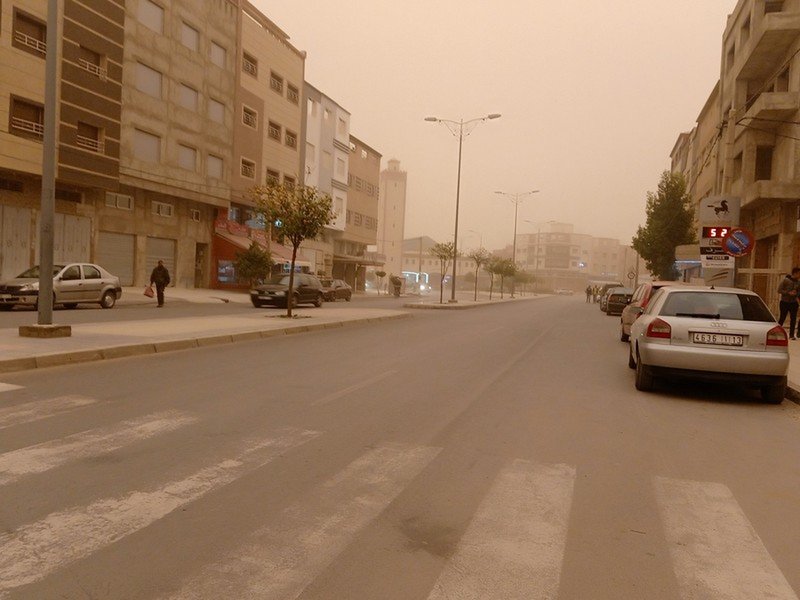 عواصف رملية تُحوّل نهار وجدة إلى ليل وتثير الحساسية لدى المرضى