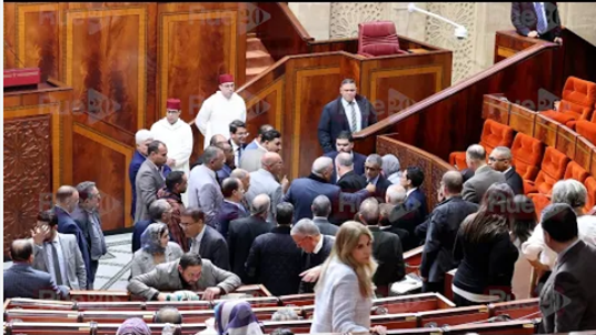 البرلمان يلفظ وقاره