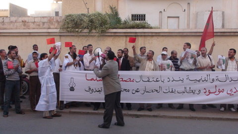 تسجيل مصور للوقفة التضامنية لحزب العدالة والتنمية مع مصطفى سلمى امام قنصلية الجزائر