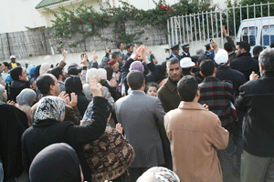 اجامع المعتصم يتابع في حالة اعتقال والأمين العام يندد بالقرار في وقفة احتجاجية