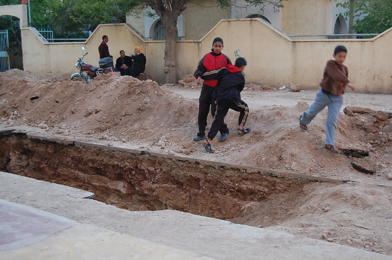 احتجاج سكان حي كولوش ضد طول أشغال خندق مشروع التطهير السائل وأخطاره وأضراره بوجدة