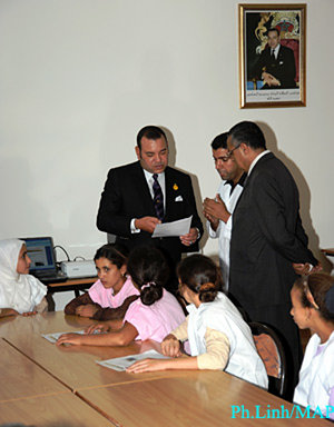 OUJDA/Beni Drare: SM le Roi inaugure un internat au collège et s\&rsquo;enquiert d\&rsquo;un foyer de Jeunes Filles