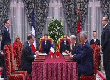 SM le Roi Mohammed VI et le Président Emmanuel Macron président la cérémonie de signature de plusieurs accords entre le Royaume du Maroc et la République française