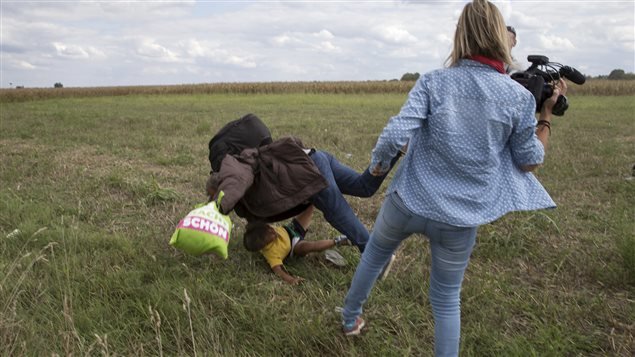 La tension est montée d&rsquo;un cran sur les réseaux sociaux. En cause : une journaliste hongroise qui a fait un croche-pied à un migrant qui portait son enfant dans les bras – VIDEO