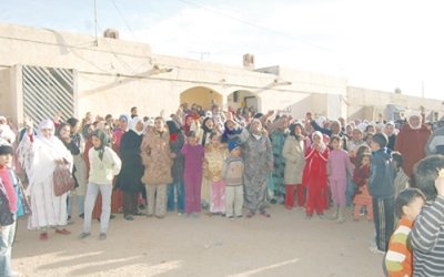 سكان بلدة تويسيت يعتصمون أمام مسجد الصفوة ويرفضون دفن أحد الموتى تحت أنقاض نفق منجم